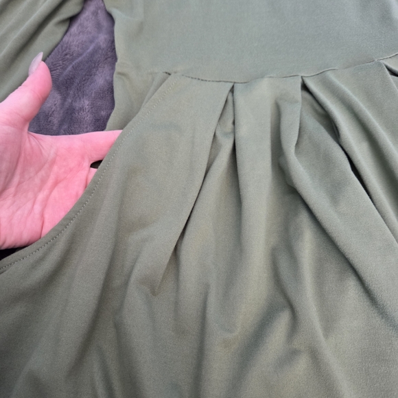 Green Long Sleeve Dress - Picture 2 of 4